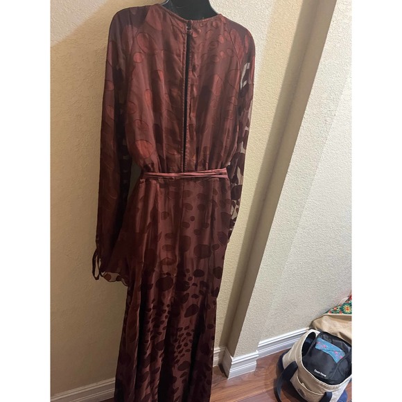 ASOS DESIGN Tall brown satin jacquard warped dot wrap maxi dress with tie waist - Picture 4 of 15